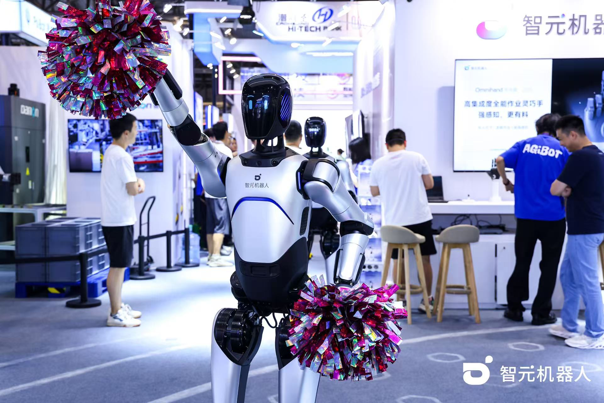 u8集团官网入口机器人 WAIC 首日展台火爆，机器人家族集体打工忙不停